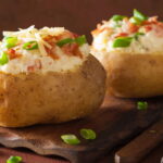 A batata recheada que une sabor cremoso e crocância na medida certa