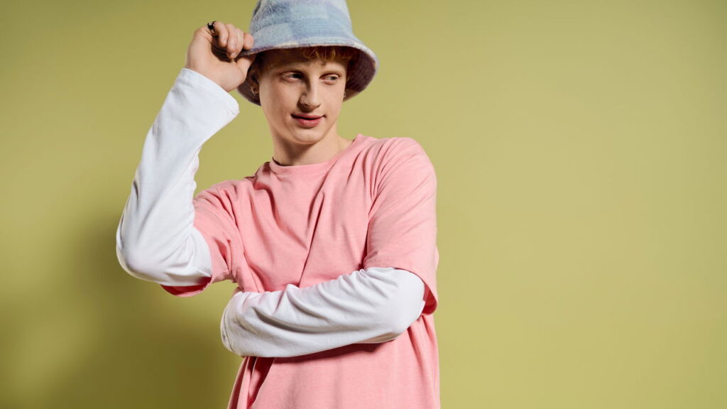 De símbolo cultural a tendência global o que há por trás do bucket hat