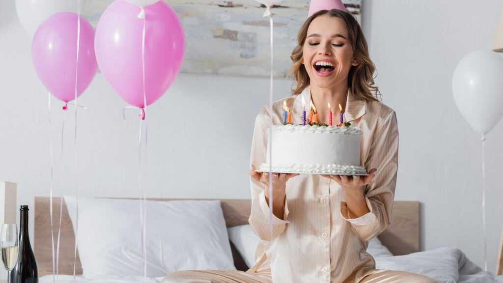 A solução perfeita para valorizar bolos simples com criatividade