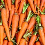 Essa dica simples com casca de cenoura vai transformar suas plantas