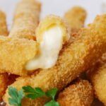 O segredo para bastões de queijo douradinhos sem usar fritura