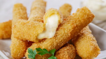 O segredo para bastões de queijo douradinhos sem usar fritura