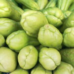 Cultivar alimentos em casa virou tendência e o chuchu é o queridinho da vez