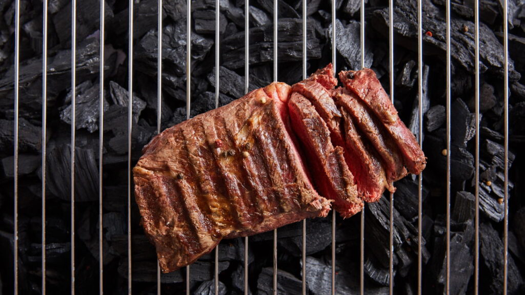 Brasileiros estão redescobrindo técnicas simples para preparar carne perfeita
