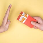 O segredo da cozinha que neutraliza o cheiro de cigarro das roupas
