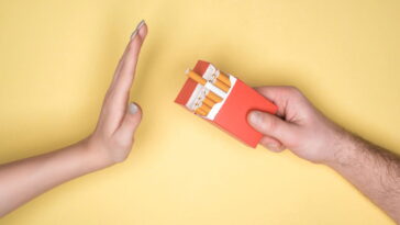 O segredo da cozinha que neutraliza o cheiro de cigarro das roupas