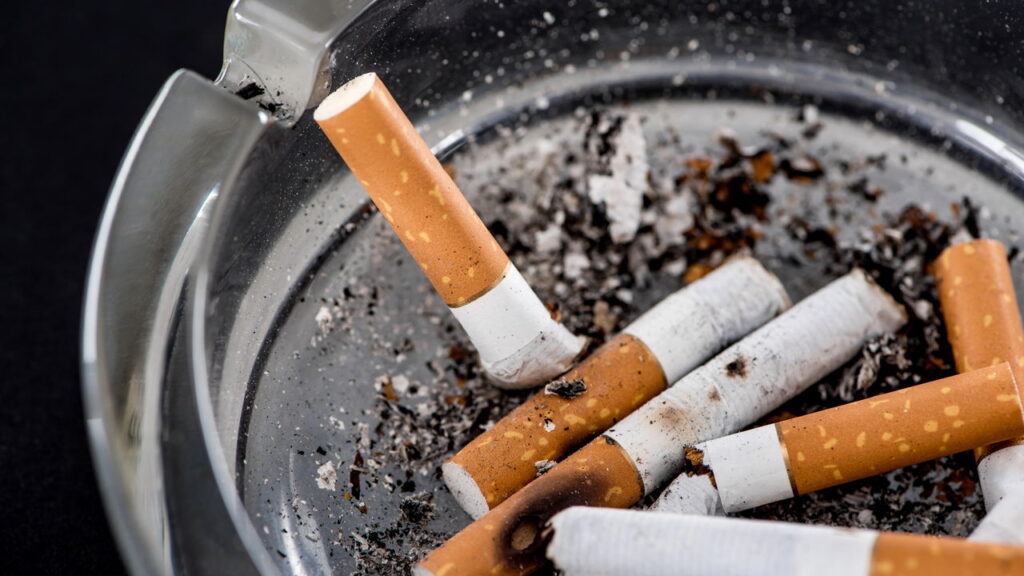 O segredo da cozinha que neutraliza o cheiro de cigarro das roupas