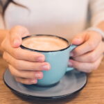 O pratinho do café tem uma origem genial que quase ninguém conhece