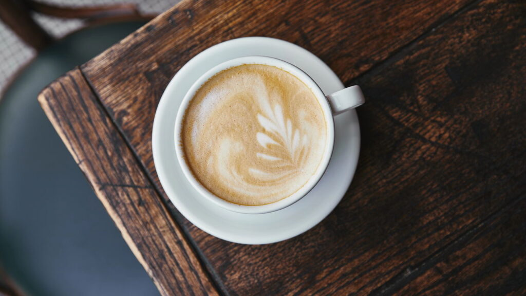 O pratinho do café tem uma origem genial que quase ninguém conhece