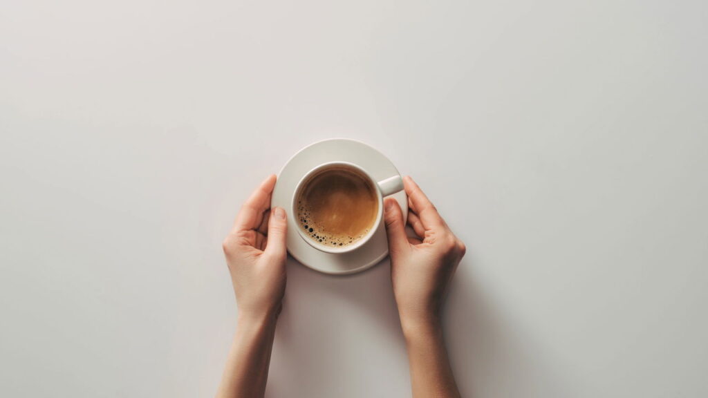 O pratinho do café tem uma origem genial que quase ninguém conhece