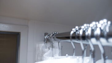 A forma mais prática de tirar mofo da cortina do banheiro