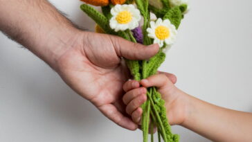 O modelo artesanal mais desejado da estação tem flores e muito charme
