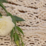O detalhe artesanal que está mudando a decoração das mesas brasileiras