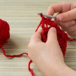 Esse modelo encantador de moranguinhos está virando febre entre as mamães crocheteiras