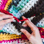 A ideia de crochê que une charme e utilidade no dia a dia e virou febre entre as crocheteiras