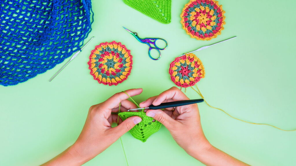 A ideia de crochê que está conquistando os pequenos torcedores e ajudando as mamães crocheteiras