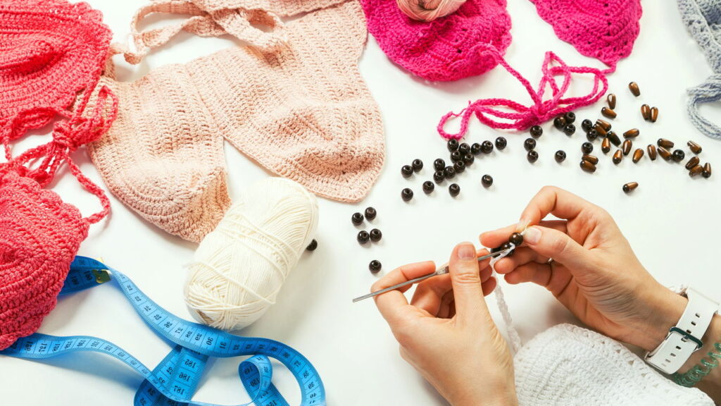 Essa manta delicada está bombando entre crocheteiras experientes