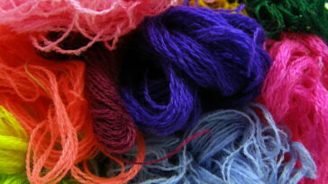 Essa manta delicada está bombando entre crocheteiras experientes
