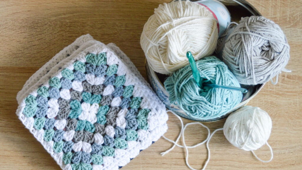 Esse tapete queridinho entre crocheteiras transforma salas com cor e charme