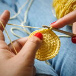 Essa cortina artesanal viralizou entre crocheteiras e é o toque mágico nos quartos das crianças