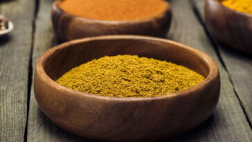 A especiaria dourada que virou febre nas hortas caseiras