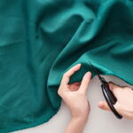 O visual reciclado que está dominando os guarda-roupas modernos