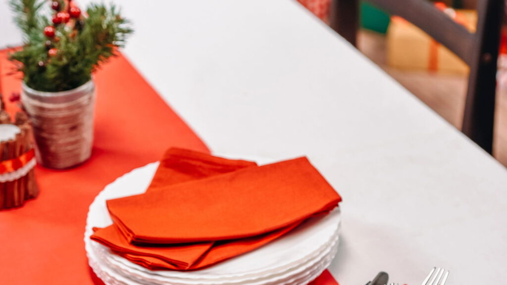 O detalhe artesanal que está mudando a decoração das mesas brasileiras