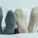 O que significa quando uma pessoa dorme de meias, segundo a psicologia