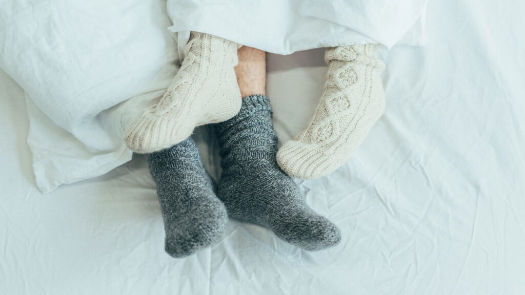 O que significa quando uma pessoa dorme de meias, segundo a psicologia