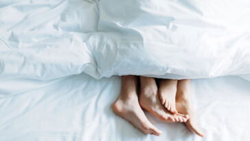 Esse hábito noturno comum pode esconder traços profundos da sua personalidade