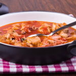 Essa receita de sopa de peixe pode mudar seu jantar nos dias frios