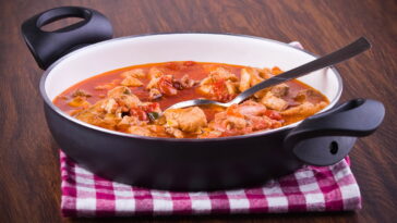 Essa receita de sopa de peixe pode mudar seu jantar nos dias frios