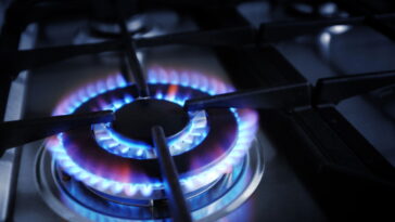 Você pode economizar gás no dia a dia com truques fáceis no fogão