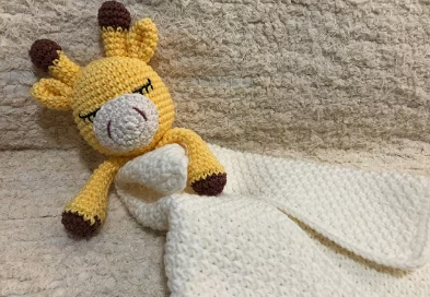 O charme dessa toalha com girafa em crochê vai te surpreender