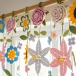 Essa cortina artesanal viralizou entre crocheteiras e é o toque mágico nos quartos das crianças