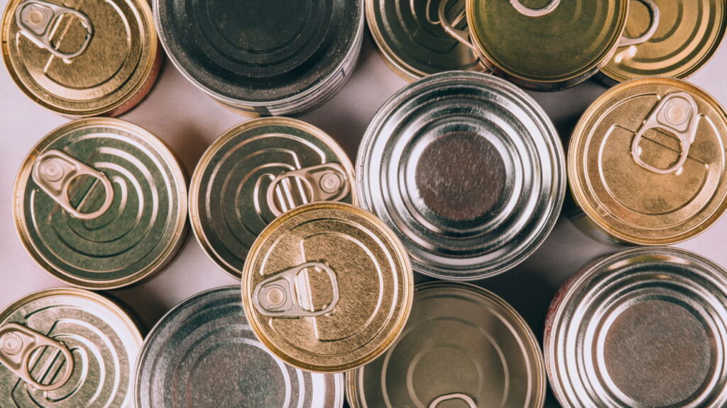 O truque simples com latas que virou febre na decoração sustentável