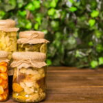 Crochê delicado com laço na tampa vira sucesso na cozinha