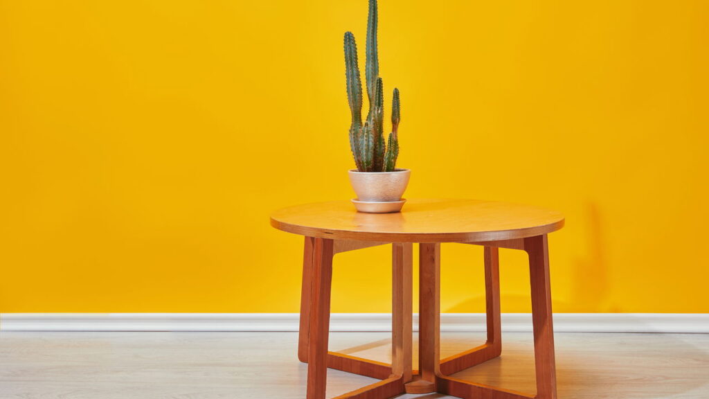 A mesa de centro compacta feita em casa virou tendência nos apartamentos