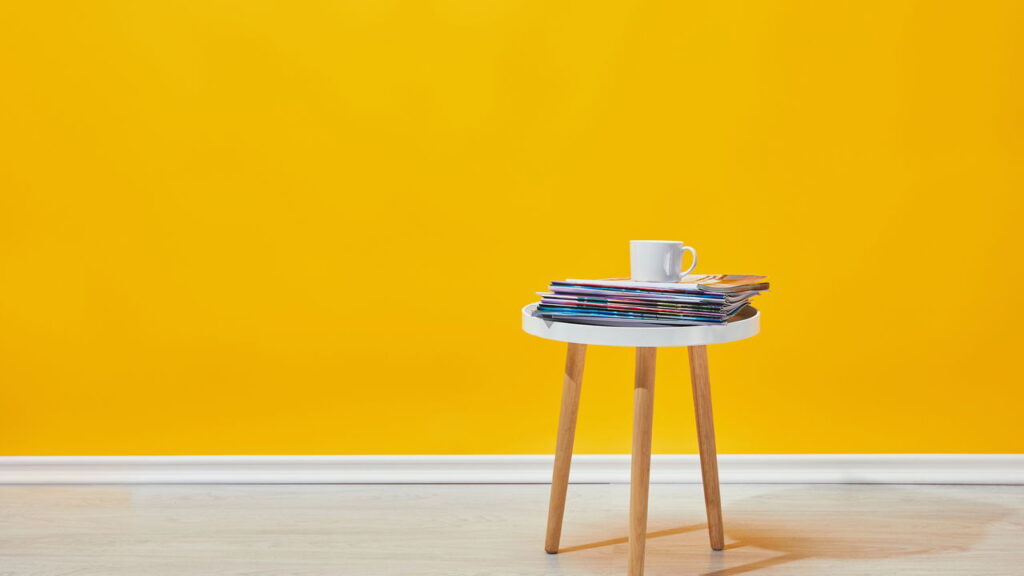 A mesa de centro compacta feita em casa virou tendência nos apartamentos
