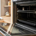 O truque que faz o vidro do forno brilhar sem esforço e quase ninguém usa - Créditos: depositphotos.com / MalkovKosta