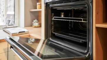 O truque que faz o vidro do forno brilhar sem esforço e quase ninguém usa - Créditos: depositphotos.com / MalkovKosta