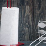 O porta papel toalha pintado mais criativo para decorar sua cozinha