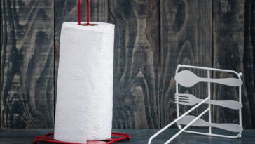 O porta papel toalha pintado mais criativo para decorar sua cozinha