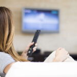 O que significa dormir com a televisão ligada, de acordo com a psicologia