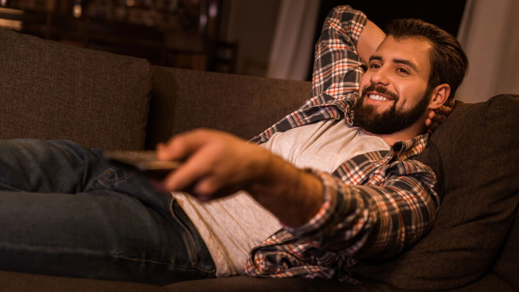 O que significa dormir com a televisão ligada, de acordo com a psicologia