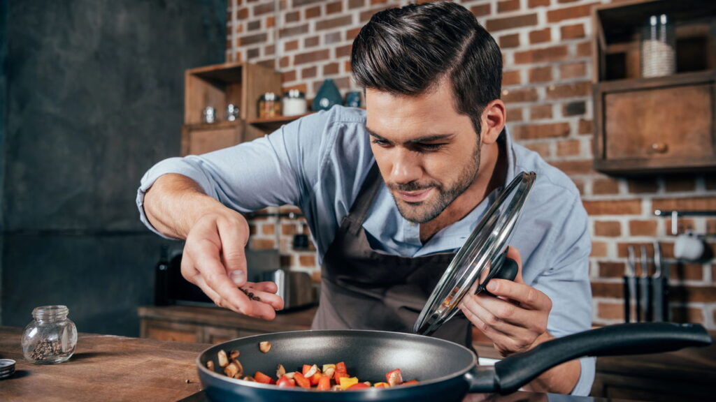 O acompanhamento que virou o segredo dos chefs para realçar pratos simples