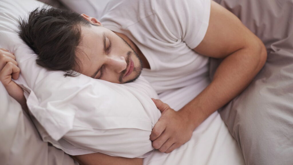 Se você acorda sempre nesse horário durante a madrugada? atenção para o que seu corpo está dizendo