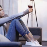 Pessoas que preferem ficar sozinhas em casa possuem algo em comum, segundo a psicologia