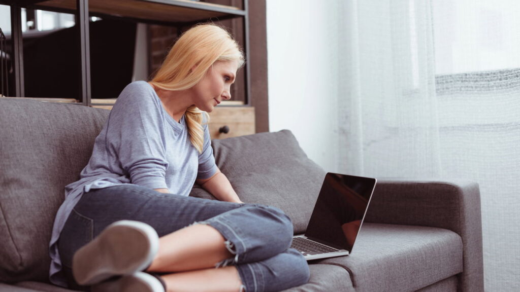 Pessoas que preferem ficar sozinhas em casa possuem algo em comum, segundo a psicologia