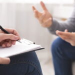 A prática comum que ajuda a organizar pensamentos e controlar emoções segundo psicólogos